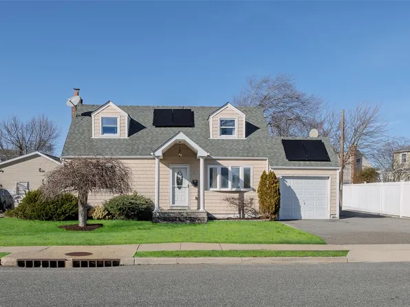 16 Soloff Road, Massapequa, NY 11758