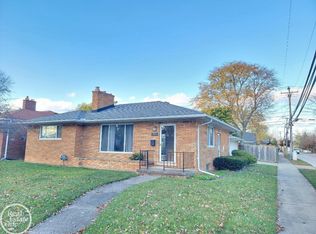 21833 Edgewood St, Saint Clair Shores, MI