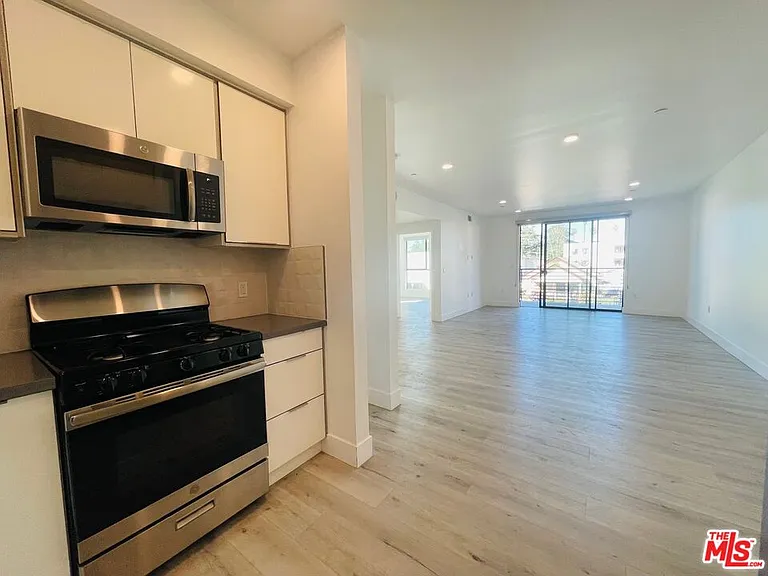 14612 Calvert St #401 — Photo 11
