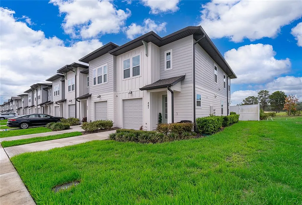 3 bed, 2.5 bath, 1580 sqft, $2,395 — Photo 2