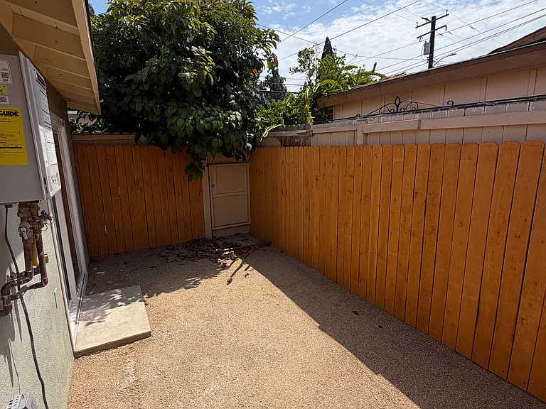 210 S Oak St — Photo 7
