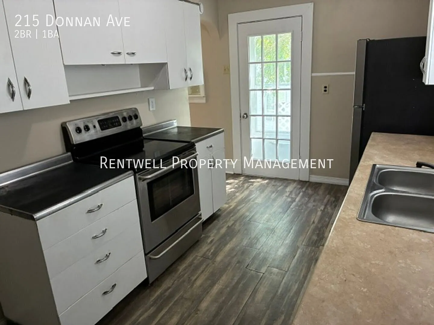 Charming 2 Bed Duplex Unit with In-Unit Laundry — Photo 4