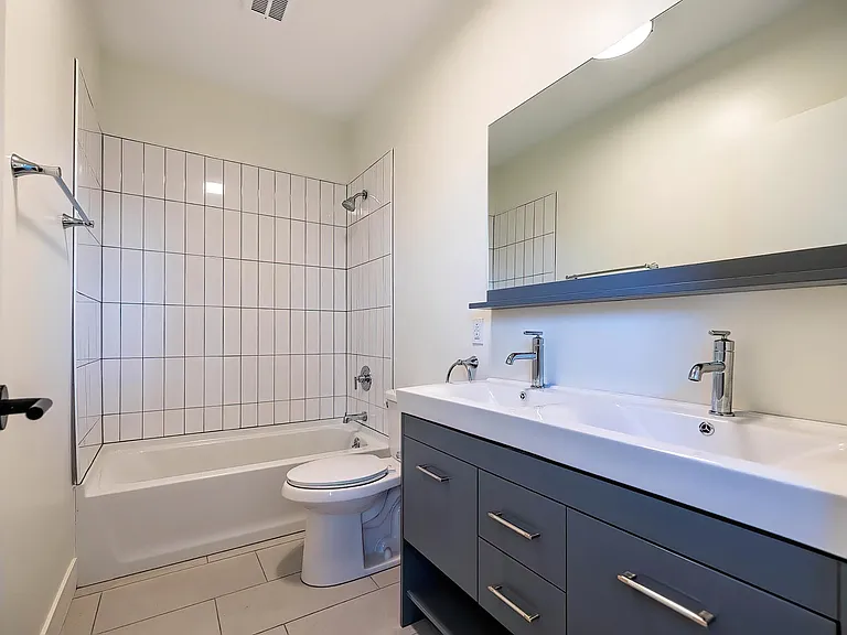 Lakehouse Luxury Apartments — Photo 8