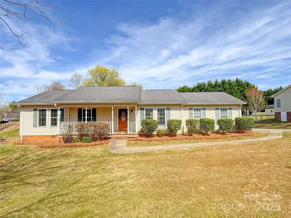 82 22nd Ave NW, Hickory, NC 28601