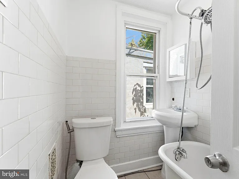 1831 E Clementine St — Photo 19