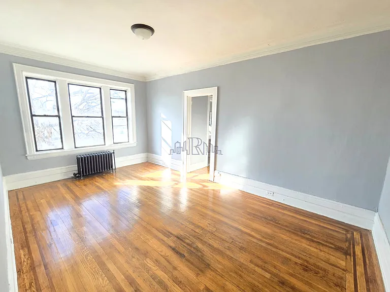 811-810 Broadway #403 — Photo 3