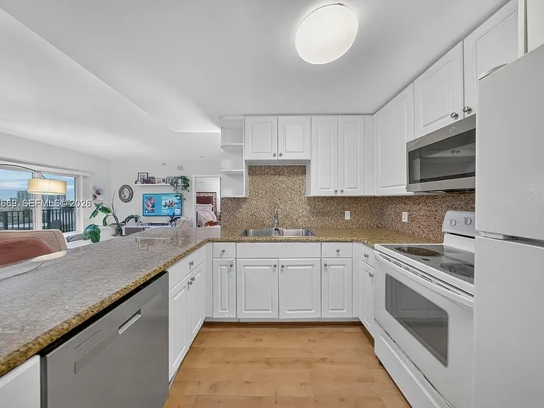 1627 SW 37th Ave #401 — Photo 2