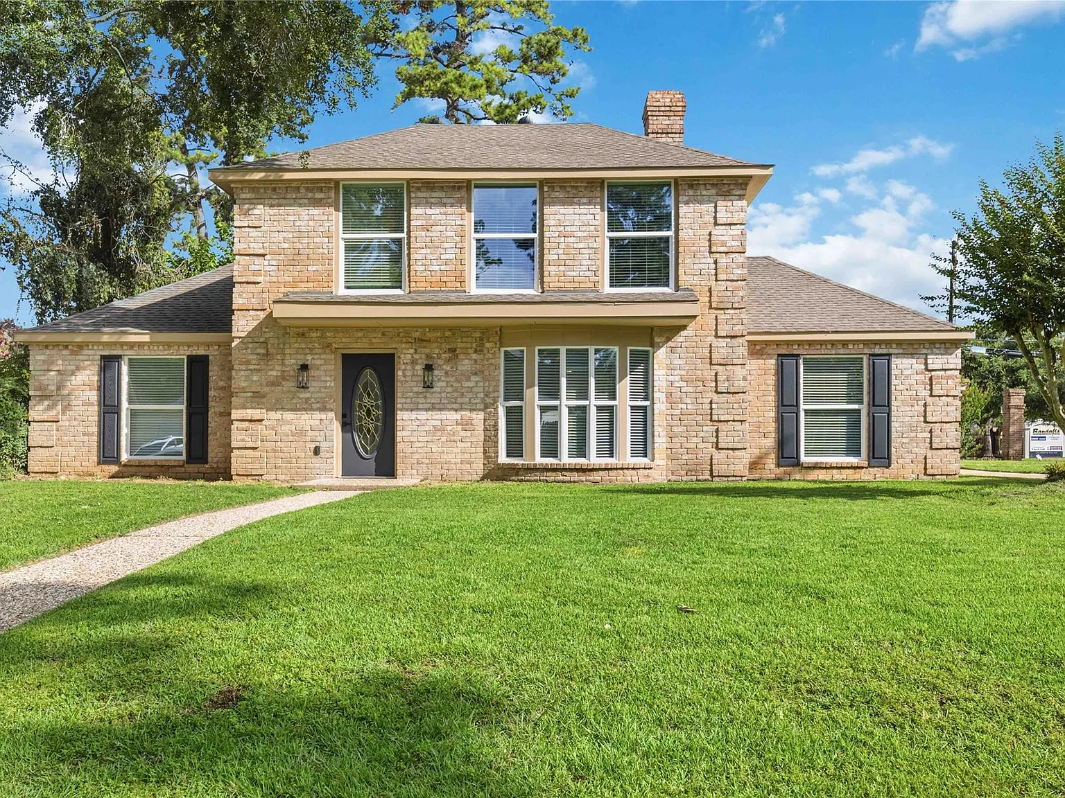 4 bed, 2.5 bath, 2639 sqft, $2,500 — Photo 1