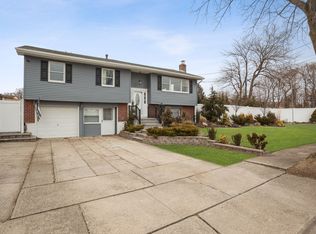 7 Lana Ct, North Babylon, NY 11703