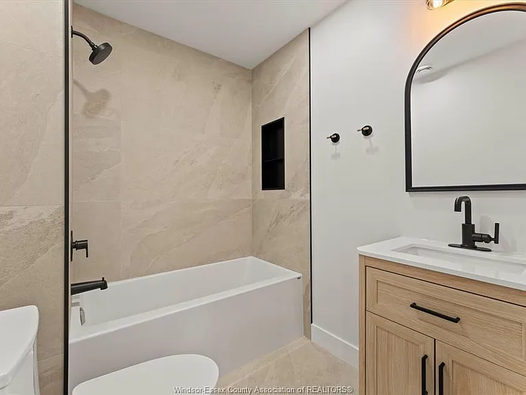 557 Elinor St — Photo 10
