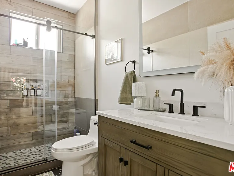 14146 Hortense St — Photo 32