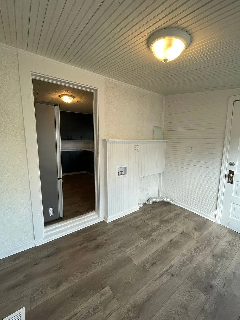 896 W 5th Ave — Photo 4