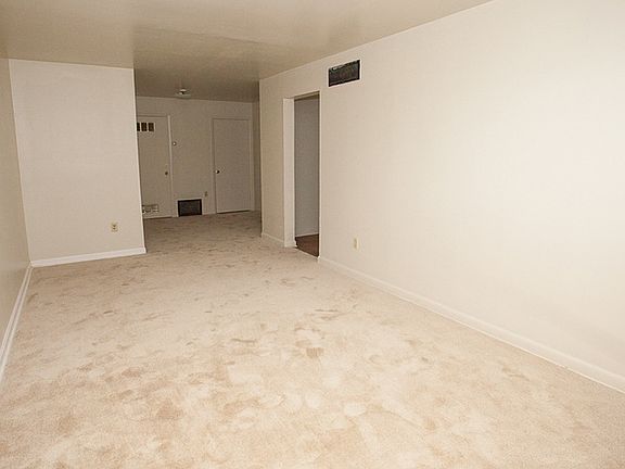 2nd image of 212 Governors Ln APT 2