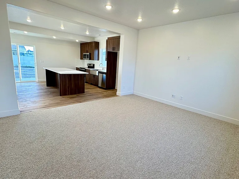 542 W 1150 N — Photo 3