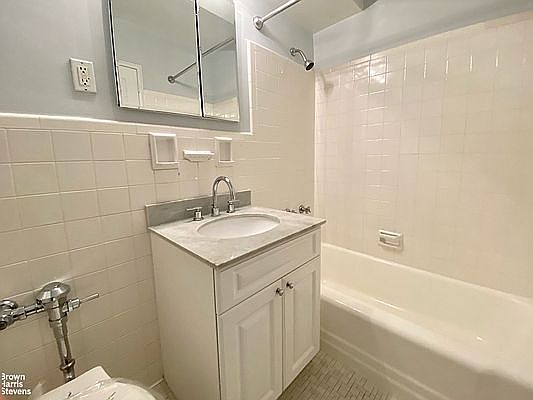 5th image of 222 E 19th St APT 6B