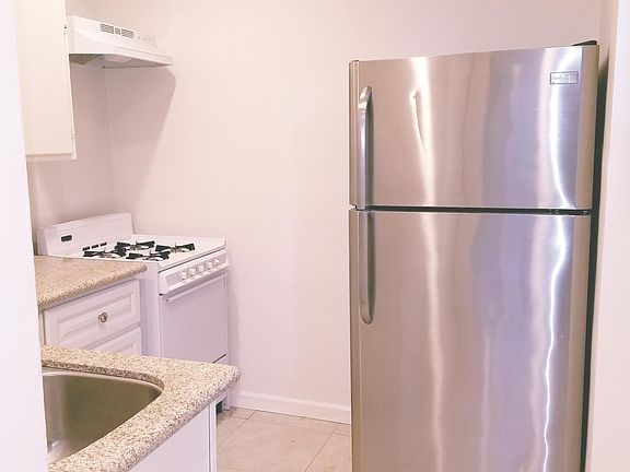 4th image of 829 E Ocean Blvd #829