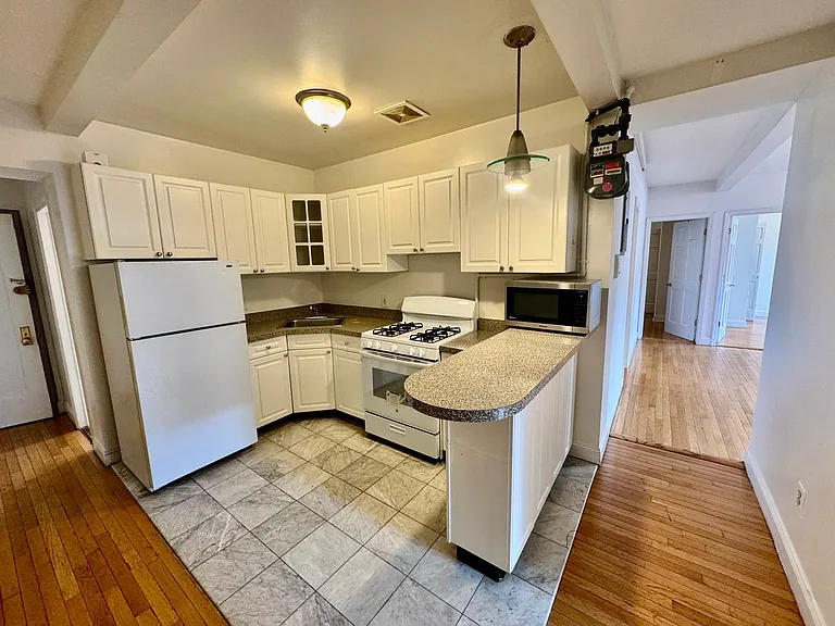 352 W 46th St #3B — Photo 4