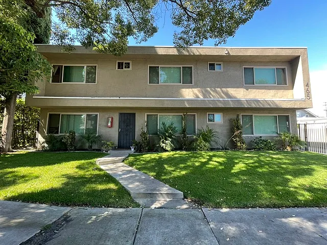 2 bed, 800 sqft, $2,045 — Photo 1