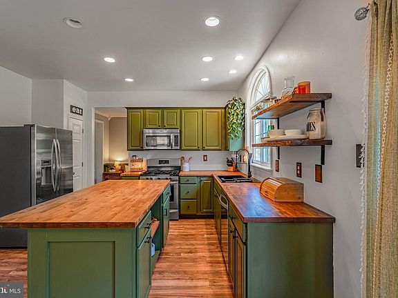 4th image of 1032 Fallbrook Ln