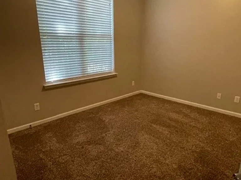 1054 Drayton Ct — Photo 12