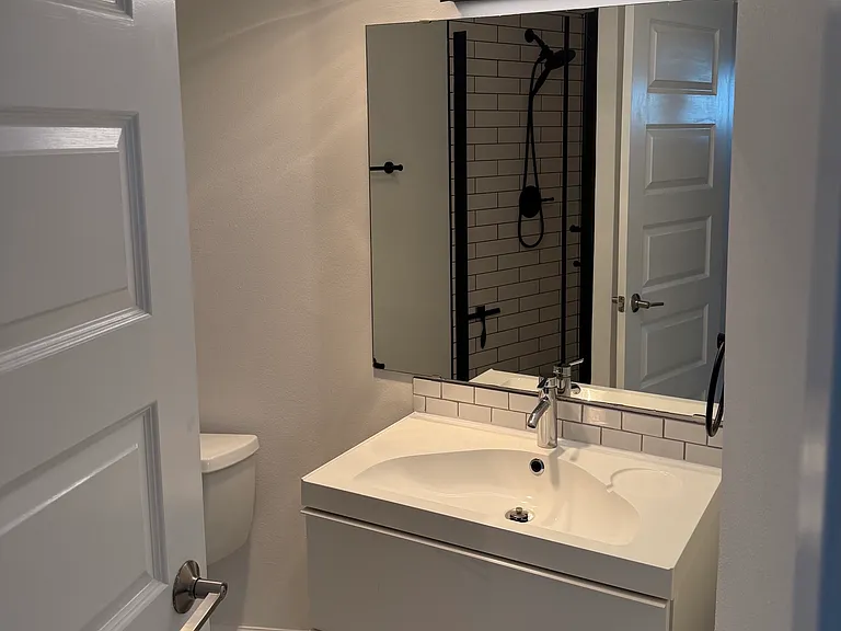 second bedroom bath