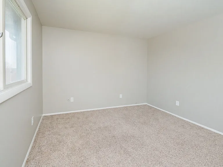 4002-4032 E Shaffer Ave — Photo 10