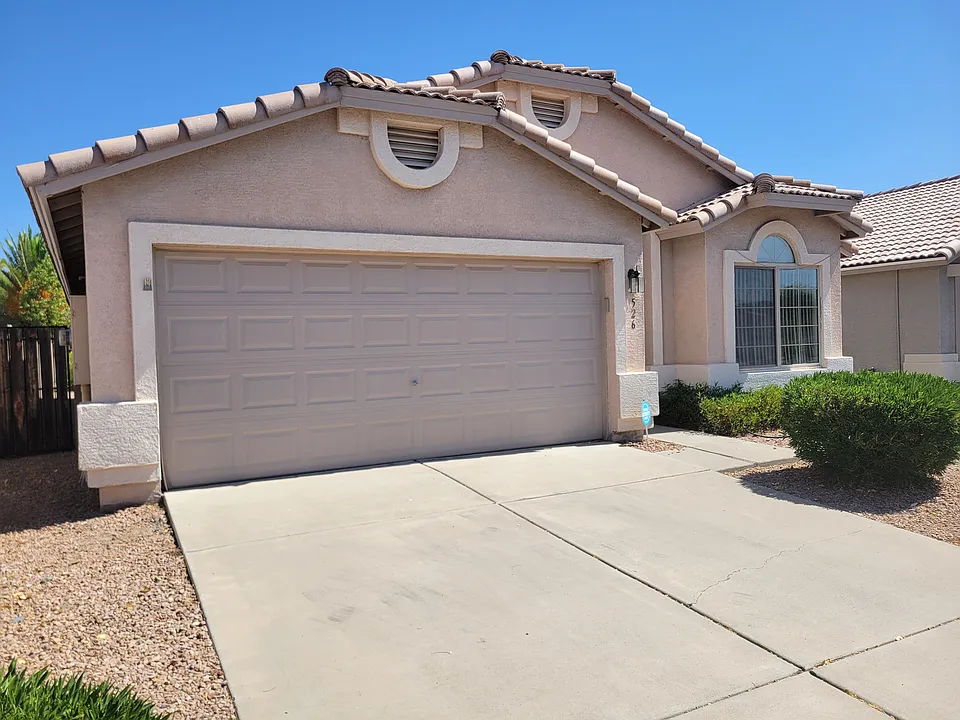 526 W Muriel Dr