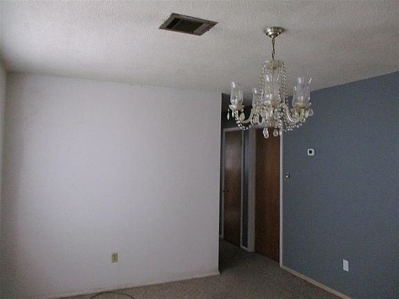 5th image of 3026 NE Pioneer Blvd
