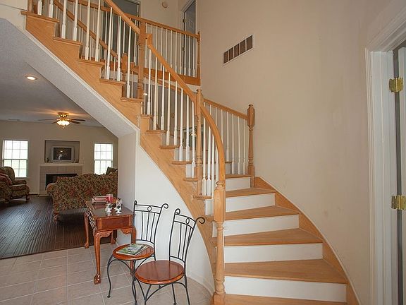 3rd image of 170 Dubois Dr