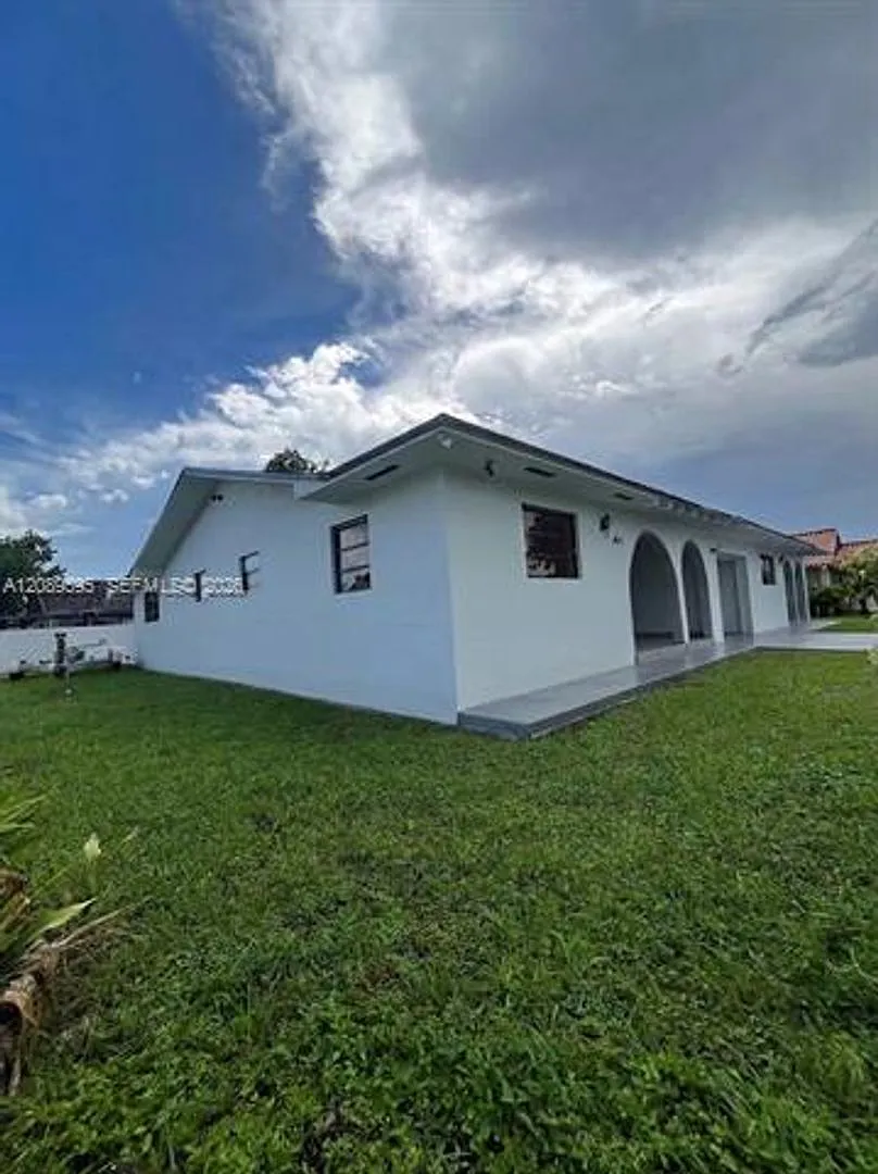 1400 W 39th Pl th 1400, Hialeah, FL 33012 — Photo 3