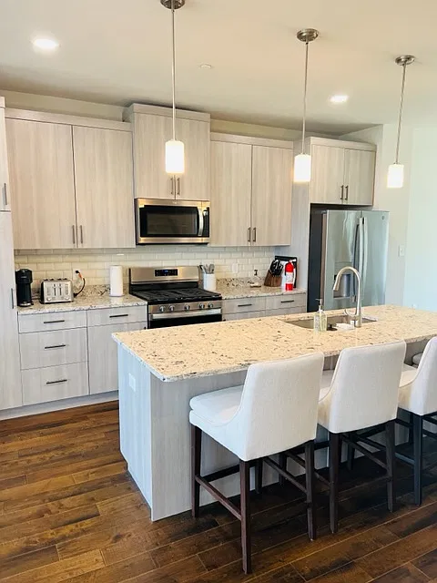 3 bed, 3.5 bath, 2037 sqft, $3,700 — Photo 4