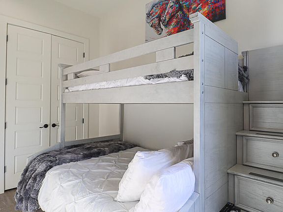 5th image of 136 Markham Dr