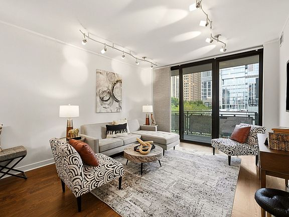 4th image of 744 N Clark St APT 305