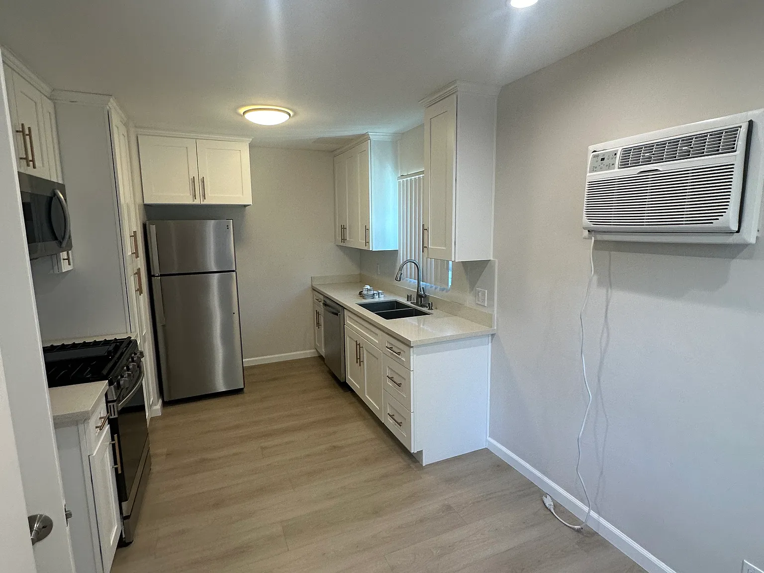 1435 E Maple St — Photo 2
