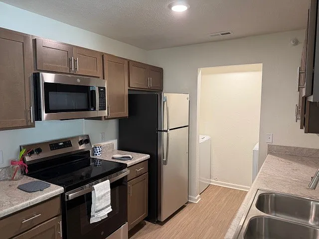 Cottonwood Creek Apartments — Photo 16