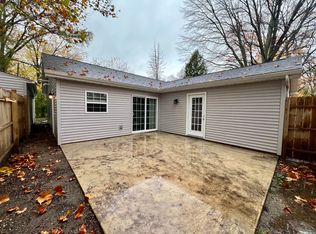 7 Meadow Ct, Champaign, IL 61821