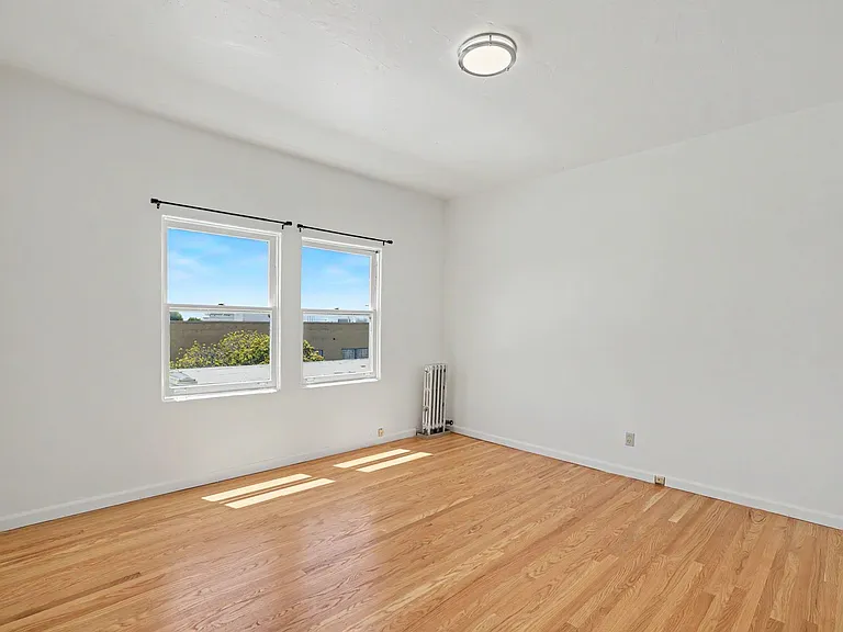 611 E 20th St #202 — Photo 13