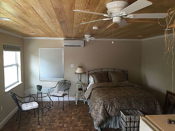 Gorgeous ceiling 