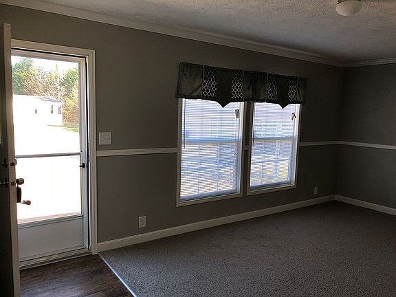 3rd image of 206 Rocky Ln