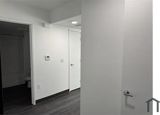 1 bed, 560 sqft, $2,206 — Photo 2