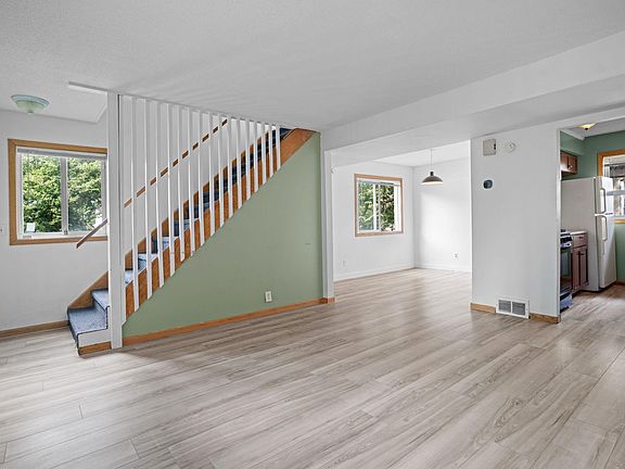 3rd image of 1040 13th Ave SE