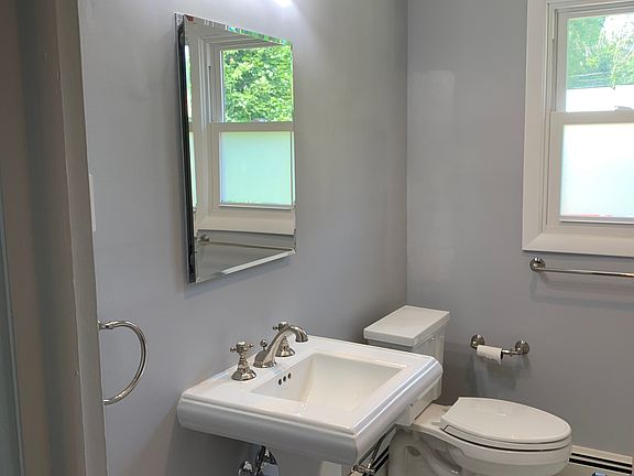 4th image of 422 Truman St
