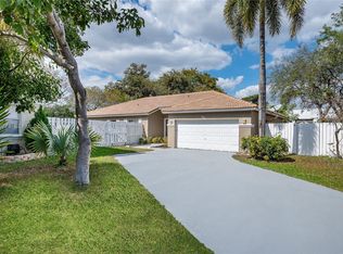 210 SW 98th Ter, Hollywood, FL 33025