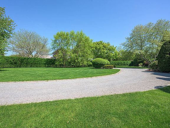 4th image of 15 Swans Neck Ln