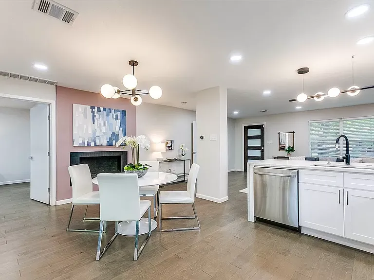 9805 Estate Ln — Photo 12