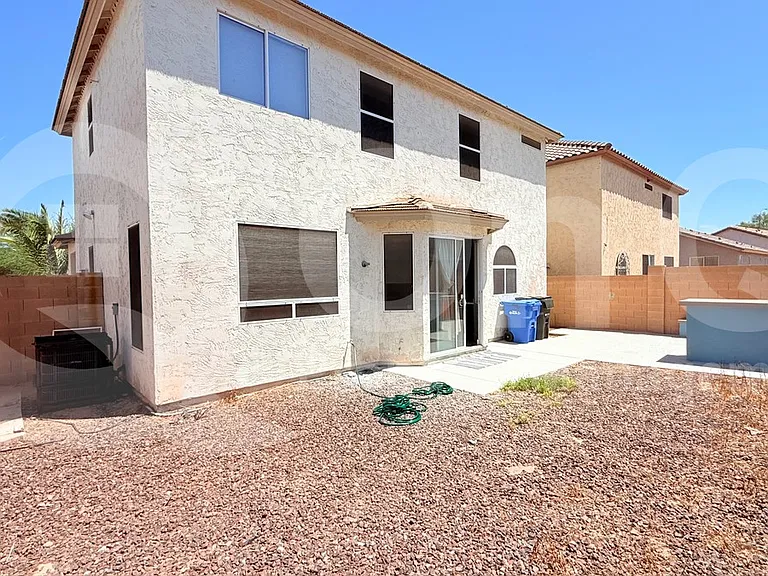 1103 E Grove St — Photo 27
