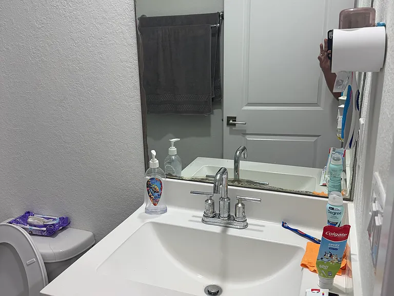 555 NE 6th Pl — Photo 7