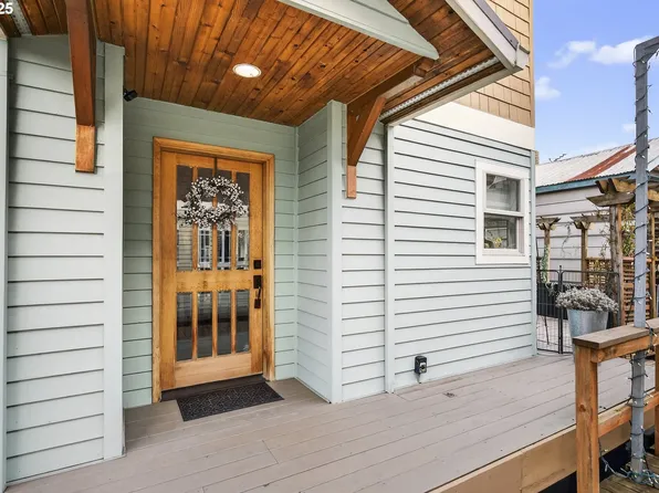 510 N Tomahawk Island Dr, Portland, OR 97217