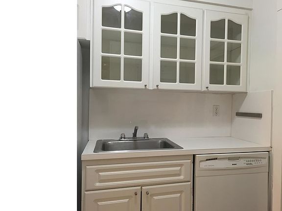 5th image of 1441 Lincoln Ct #207