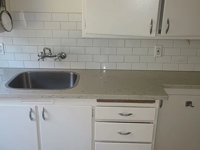 5244-5308 NE Wistaria Dr — Photo 9